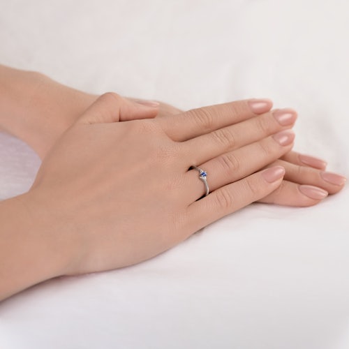 Pierścionek zaręczynowy SAVICKI: białe złoto, niebieski szafir, diamenty